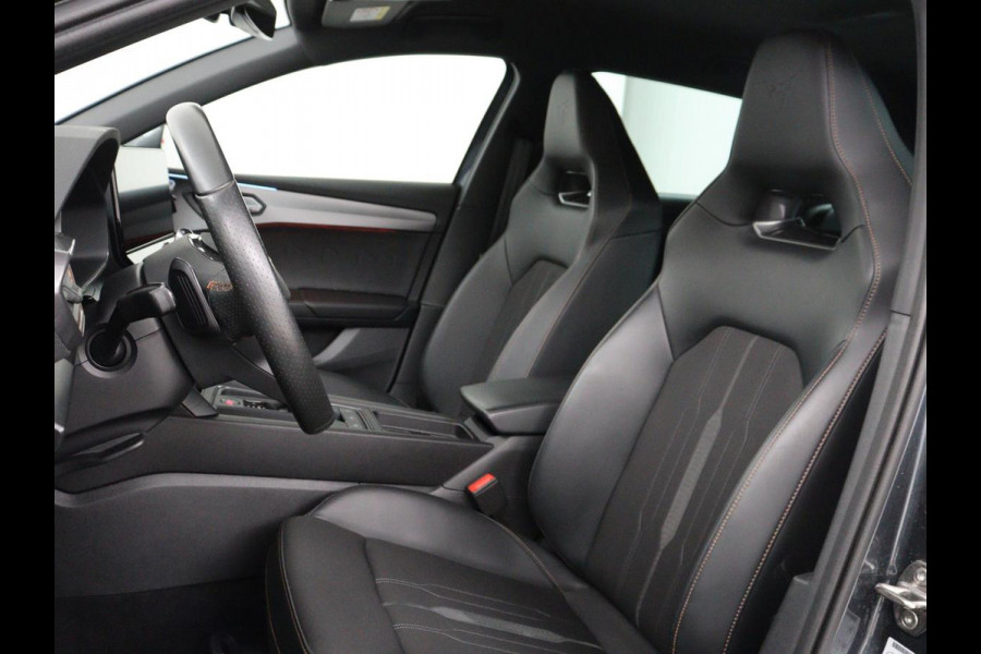 CUPRA Leon 1.4 eHybrid VZ | 245pk | Trekhaak | Stoelverwarming | Carplay | Camera | Sfeerverlichting | Keyless | Navigatie | Sportstoelen | Park Assist | Stuurverwarming | PHEV | Plug In