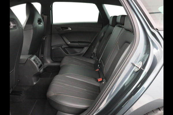 CUPRA Leon 1.4 eHybrid VZ | 245pk | Trekhaak | Stoelverwarming | Carplay | Camera | Sfeerverlichting | Keyless | Navigatie | Sportstoelen | Park Assist | Stuurverwarming | PHEV | Plug In