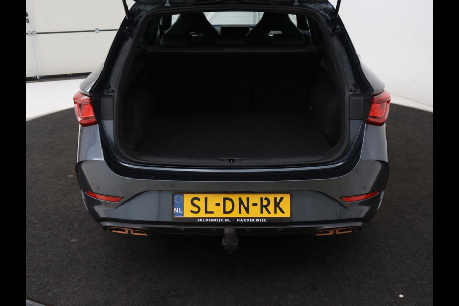 CUPRA Leon 1.4 eHybrid VZ | 245pk | Trekhaak | Stoelverwarming | Carplay | Camera | Sfeerverlichting | Keyless | Navigatie | Sportstoelen | Park Assist | Stuurverwarming | PHEV | Plug In