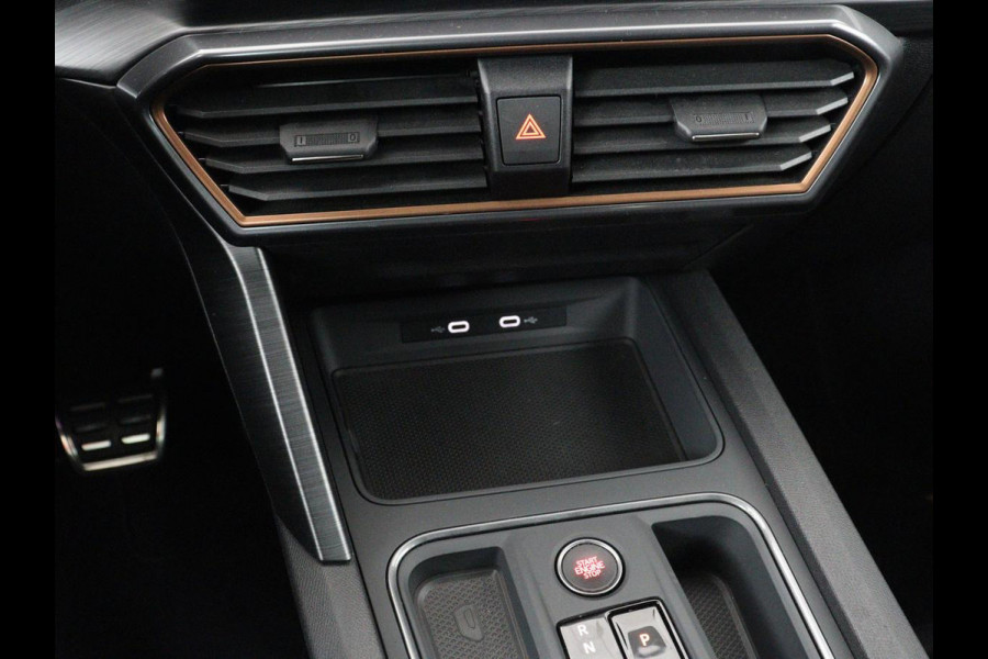 CUPRA Leon 1.4 eHybrid VZ | 245pk | Trekhaak | Stoelverwarming | Carplay | Camera | Sfeerverlichting | Keyless | Navigatie | Sportstoelen | Park Assist | Stuurverwarming | PHEV | Plug In