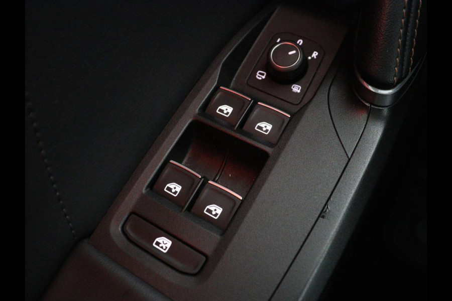 CUPRA Leon 1.4 eHybrid VZ | 245pk | Trekhaak | Stoelverwarming | Carplay | Camera | Sfeerverlichting | Keyless | Navigatie | Sportstoelen | Park Assist | Stuurverwarming | PHEV | Plug In