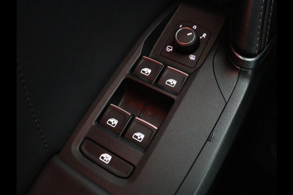 CUPRA Leon 1.4 eHybrid VZ | 245pk | Trekhaak | Stoelverwarming | Carplay | Camera | Sfeerverlichting | Keyless | Navigatie | Sportstoelen | Park Assist | Stuurverwarming | PHEV | Plug In