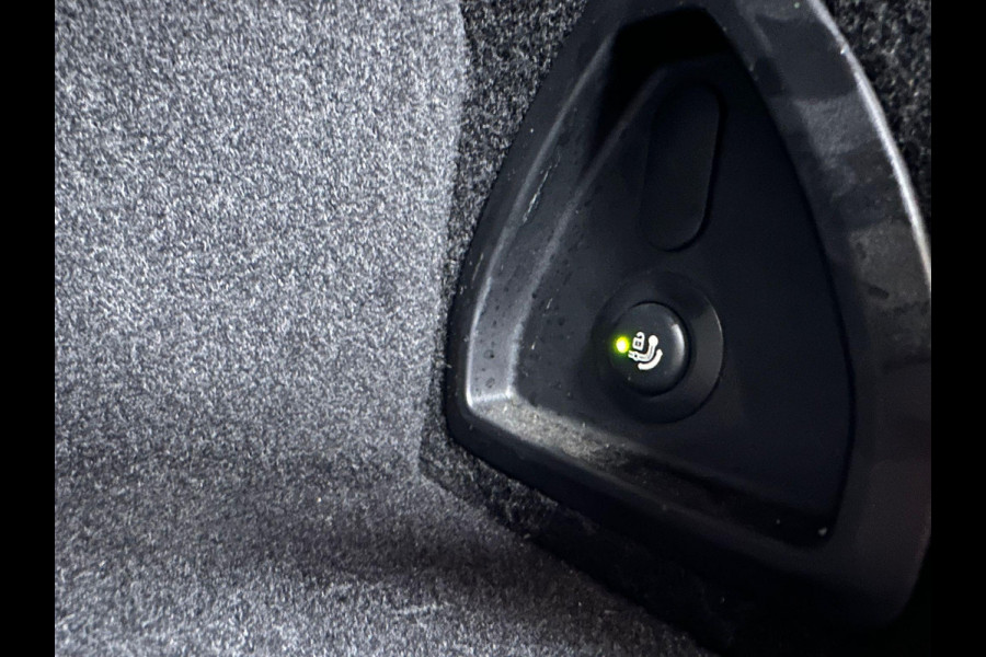 BMW 3-serie 330e | Trekhaak wegklapbaar | Nieuwe banden | Climate  | CC | Leder Stof |