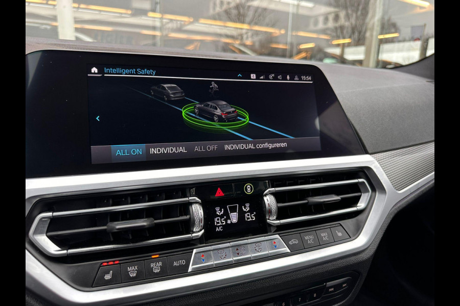 BMW 3-serie 330e | Trekhaak wegklapbaar | Nieuwe banden | Climate  | CC | Leder Stof |