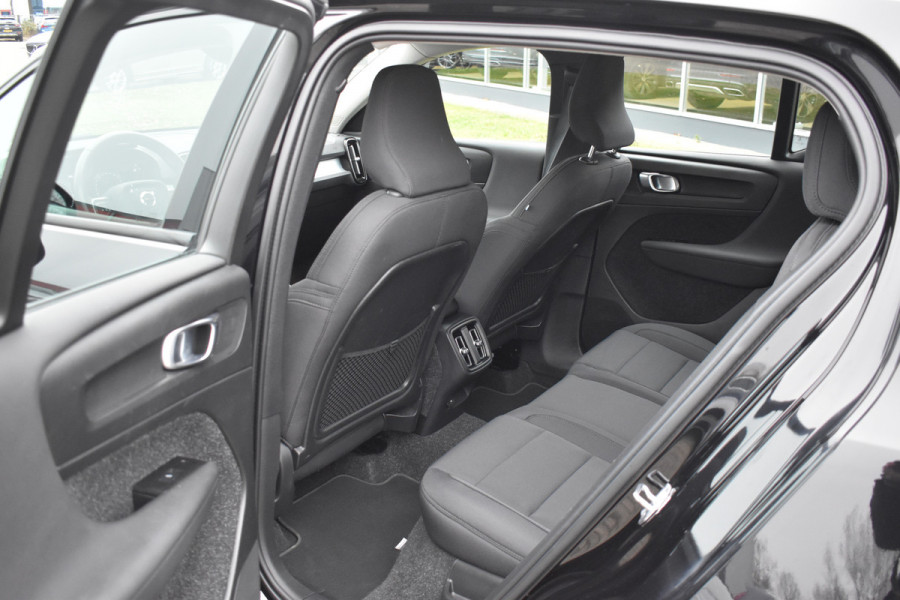 Volvo XC40 T2 129PK Automaat Business Pro | ACC | Trekhaak | Apple Carplay | Elektr. Achterklep
