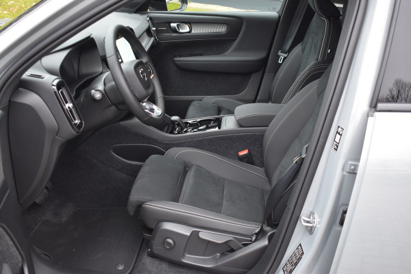 Volvo EX40 Extended Range 252PK Plus Black Ed. 82 kWh | H&K | ACC | Blis | Camera | 20"LMV | Stuurverwarming