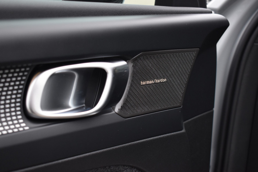 Volvo EX40 Extended Range 252PK Plus Black Ed. 82 kWh | H&K | ACC | Blis | Camera | 20"LMV | Stuurverwarming