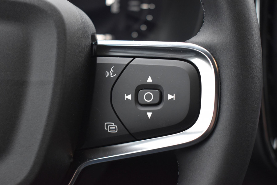 Volvo EX40 Extended Range 252PK Plus Black Ed. 82 kWh | H&K | ACC | Blis | Camera | 20"LMV | Stuurverwarming