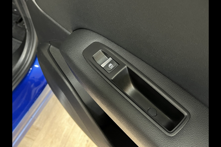 Renault Captur 1.3 TCe 130 Intens | Groot Navi | 18" | Stoelverwarming | Camera | Keyless | 100% Renault Dealer onderhouden!