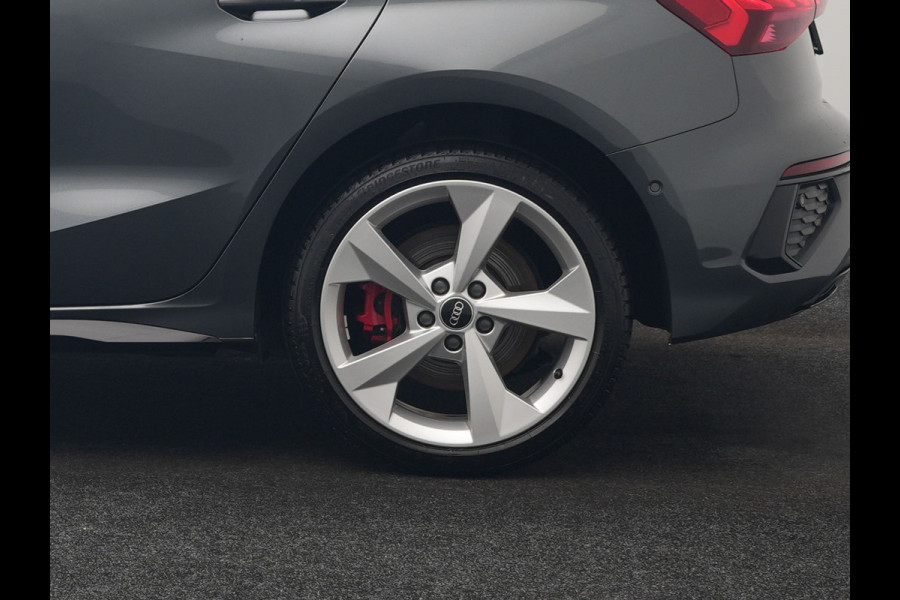 Audi A3 Sportback 45 TFSI e S edition Competition Plug In Hybrid 245pk Dealer O.H. PHEV | 2x S Line | Sportstoelen Massage | Adaptive Cruise | Bang & Olufsen | Matrix LED | 18"L.M | Sfeerverlichting | Apple Carplay | Virtual | Keyless | Blis | Navigatie | DAB |