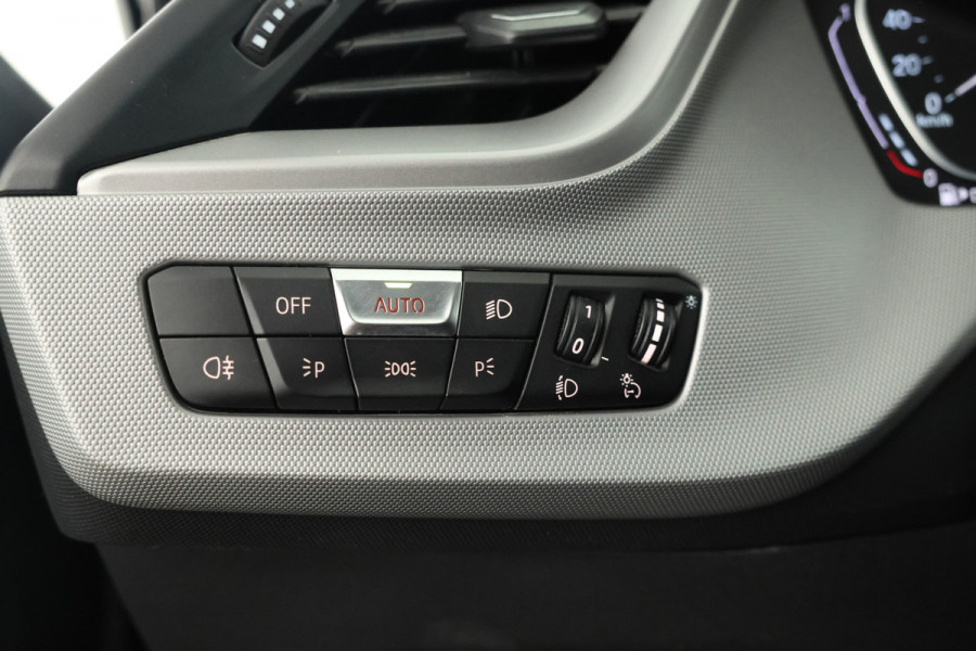 BMW 1-serie 116d High Executive 5 Deurs hb, Navigatie, Climate