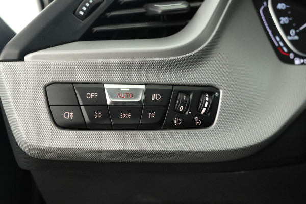 BMW 1-serie 116d High Executive 5 Deurs hb, Navigatie, Climate