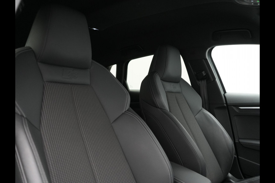 Audi A3 Sportback 45 TFSI e S edition Competition Plug In Hybrid 245pk Dealer O.H. PHEV | 2x S Line | Sportstoelen Massage | Adaptive Cruise | Bang & Olufsen | Matrix LED | 18"L.M | Sfeerverlichting | Apple Carplay | Virtual | Keyless | Blis | Navigatie | DAB |