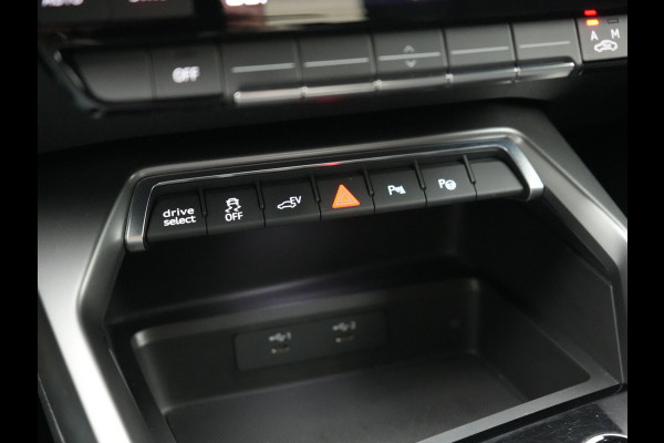 Audi A3 Sportback 45 TFSI e S edition Competition Plug In Hybrid 245pk Dealer O.H. PHEV | 2x S Line | Sportstoelen Massage | Adaptive Cruise | Bang & Olufsen | Matrix LED | 18"L.M | Sfeerverlichting | Apple Carplay | Virtual | Keyless | Blis | Navigatie | DAB |