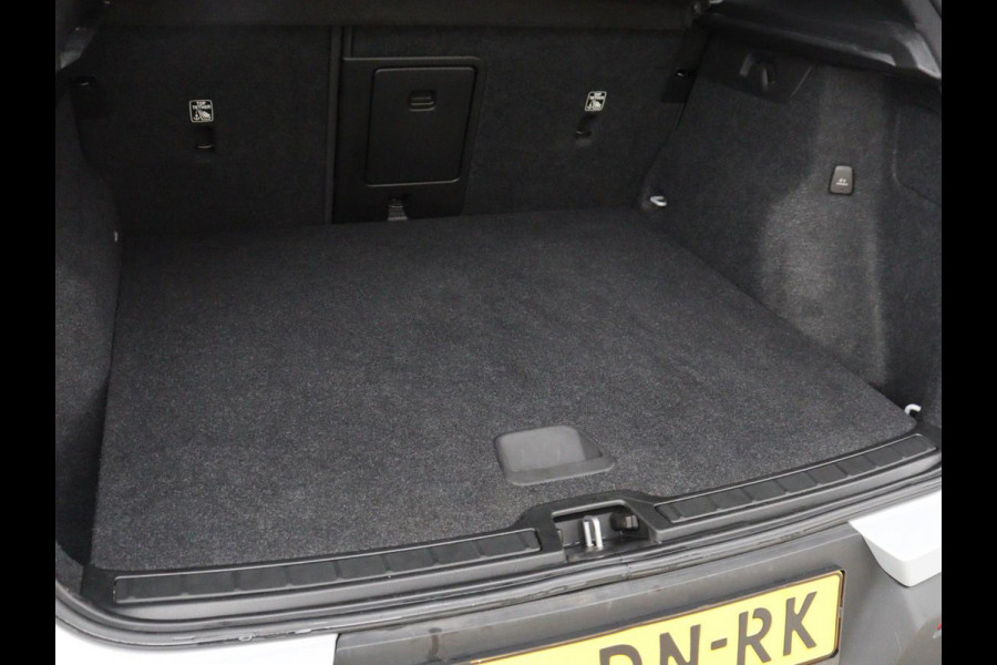 Volvo XC40 1.5 T4 Plug-in hybrid R Design | Leder/Alcantara | Carplay | Navigatie | Parkeerverwarming | Keyless | Cruise control | Parkeerhulp | Climate control | Full LED | PHEV