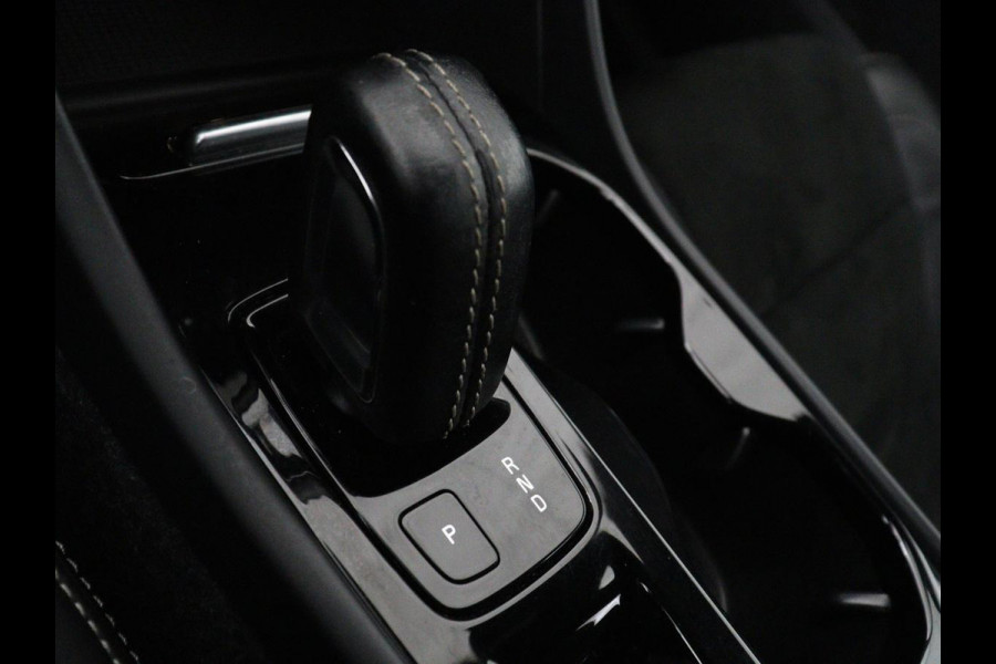 Volvo XC40 1.5 T4 Plug-in hybrid R Design | Leder/Alcantara | Carplay | Navigatie | Parkeerverwarming | Keyless | Cruise control | Parkeerhulp | Climate control | Full LED | PHEV