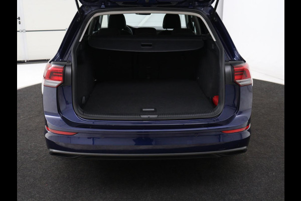 Volkswagen Golf 1.0 eTSI Life | Stoelverwarming | Camera | Massage | Carplay | Memory | Navigatie | Full LED | Sfeerverlichting | Adaptive cruise