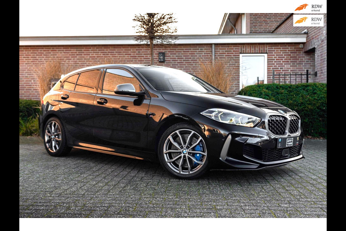 BMW 1-serie M135i xDrive High Executive 306 PK Dealer o.h. Adaptive Head Up H&K Camera Keyless 18''