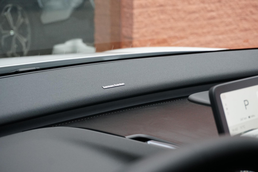 Volvo EX30 Single Motor Extended Range Plus 69 kWh * NIEUWSTAAT * + HARMAN KARDON / PARELMOER LAK