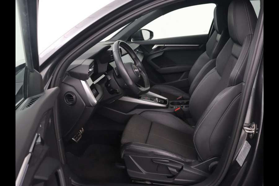 Audi A3 35 TFSI S edition | Stoelverwarming | Carplay | Navigatie | Half leder | Sportstoelen | Full LED | Audi Sound | Virtual Cockpit | Climate control | Parkeerhulp | DAB | Bluetooth | S Line