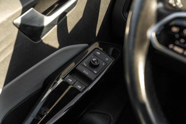 Volkswagen ID.3 First Plus 58 kWh 1e Eig Sfeerverlichting Keyless Adaptive Camera Stoelverwarming 19''