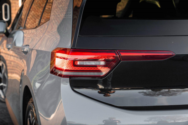 Volkswagen ID.3 First Plus 58 kWh 1e Eig Sfeerverlichting Keyless Adaptive Camera Stoelverwarming 19''