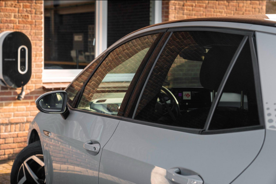 Volkswagen ID.3 First Plus 58 kWh 1e Eig Sfeerverlichting Keyless Adaptive Camera Stoelverwarming 19''