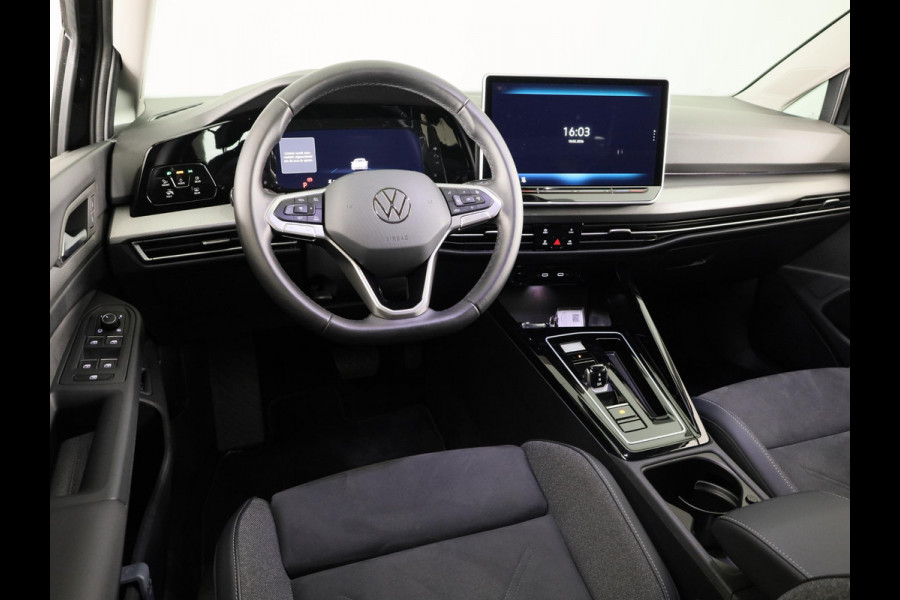 Volkswagen Golf 1.5 eHybrid Style Edition 204 pk Automaat (DSG) | Verlengde garantie | Parkeersensoren (Park assist) | Rondomzicht camera | Matrix LED koplampen | Stoelverwarming |