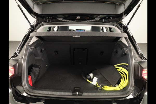 Volkswagen Golf 1.5 eHybrid Style Edition 204 pk Automaat (DSG) | Verlengde garantie | Parkeersensoren (Park assist) | Rondomzicht camera | Matrix LED koplampen | Stoelverwarming |