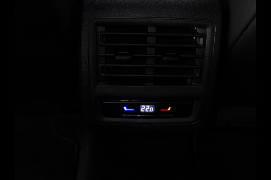 Volkswagen Golf 1.5 eHybrid Style Edition 204 pk Automaat (DSG) | Verlengde garantie | Parkeersensoren (Park assist) | Rondomzicht camera | Matrix LED koplampen | Stoelverwarming |