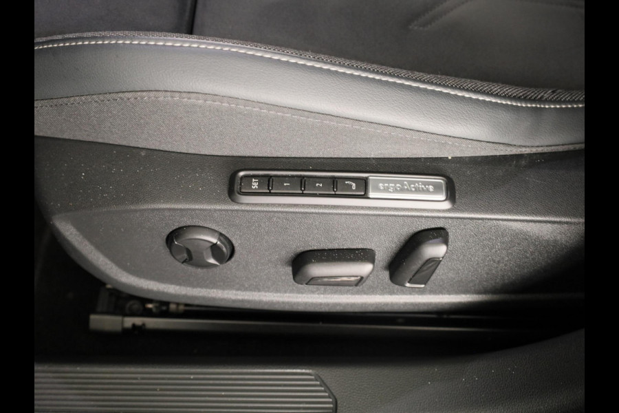 Volkswagen Golf 1.5 eHybrid Style Edition 204 pk Automaat (DSG) | Verlengde garantie | Parkeersensoren (Park assist) | Rondomzicht camera | Matrix LED koplampen | Stoelverwarming |