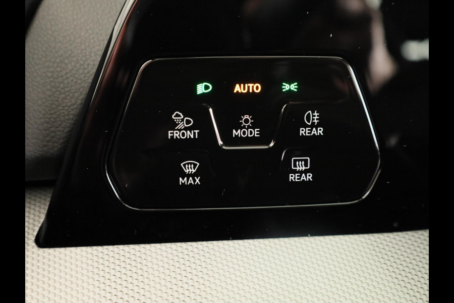 Volkswagen Golf 1.5 eHybrid Style Edition 204 pk Automaat (DSG) | Verlengde garantie | Parkeersensoren (Park assist) | Rondomzicht camera | Matrix LED koplampen | Stoelverwarming |