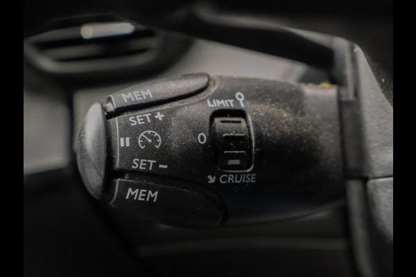 Peugeot 208 1.2 PureTech Allure Sport (APPLE CARPLAY,NAVI,PDC,CRUISE,LED,ELEKTRISCH PAKKET,SPORTSTOELEN,LM VELGEN)