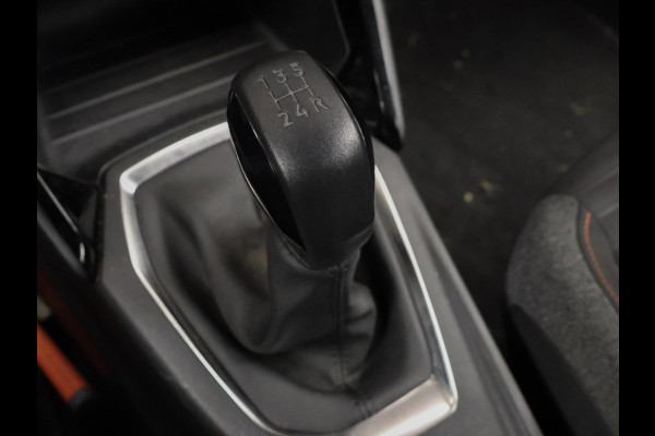 Peugeot 208 1.2 PureTech Allure Sport (APPLE CARPLAY,NAVI,PDC,CRUISE,LED,ELEKTRISCH PAKKET,SPORTSTOELEN,LM VELGEN)