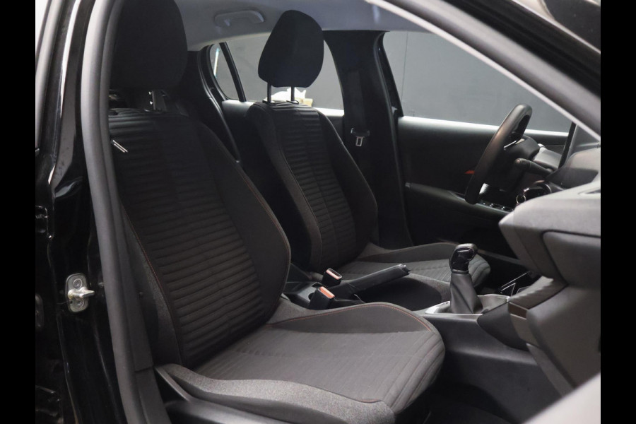 Peugeot 208 1.2 PureTech Allure Sport (APPLE CARPLAY,NAVI,PDC,CRUISE,LED,ELEKTRISCH PAKKET,SPORTSTOELEN,LM VELGEN)