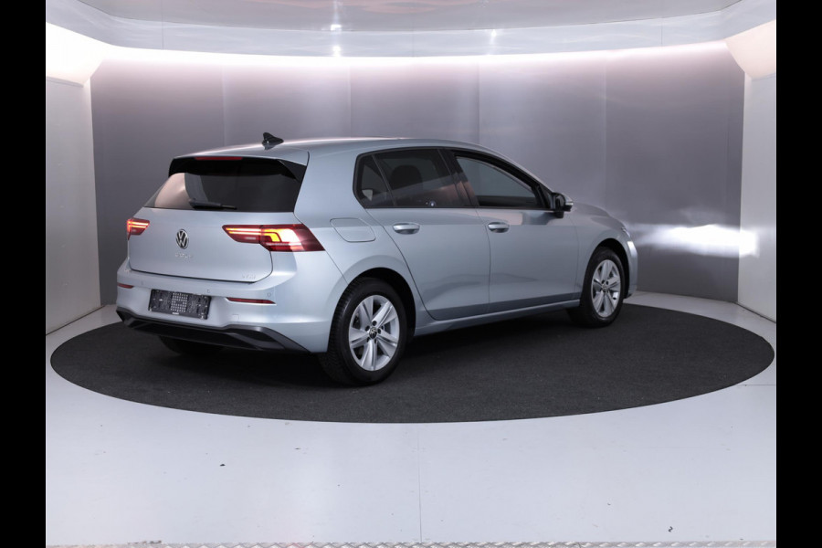 Volkswagen Golf 1.5 eTSI Life Edition 150 PK DSG | Verlengde garantie | Panorama dak | Velours bekleding | Head up Display | Stoel- en stuurverwarming |