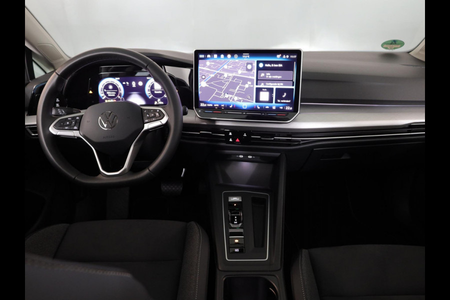 Volkswagen Golf 1.5 eTSI Life Edition 150 PK DSG | Verlengde garantie | Panorama dak | Velours bekleding | Head up Display | Stoel- en stuurverwarming |