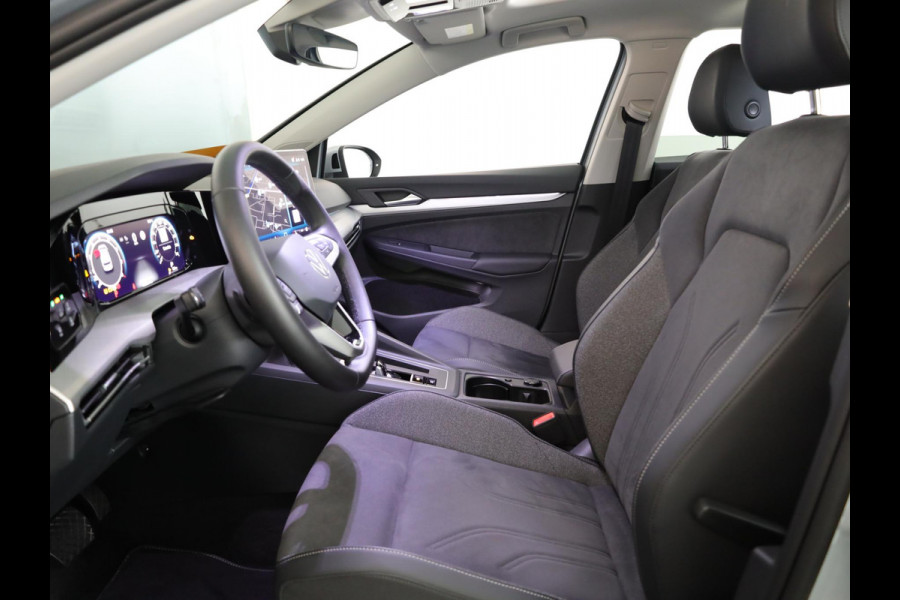 Volkswagen Golf 1.5 eTSI Life Edition 150 PK DSG | Verlengde garantie | Panorama dak | Velours bekleding | Head up Display | Stoel- en stuurverwarming |