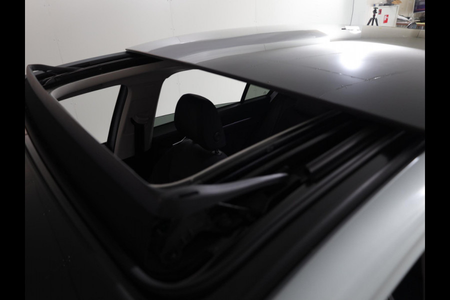 Volkswagen Golf 1.5 eTSI Life Edition 150 PK DSG | Verlengde garantie | Panorama dak | Velours bekleding | Head up Display | Stoel- en stuurverwarming |