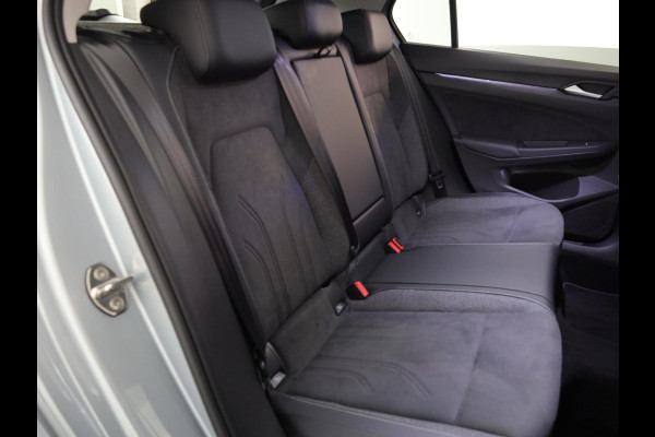 Volkswagen Golf 1.5 eTSI Life Edition 150 PK DSG | Verlengde garantie | Panorama dak | Velours bekleding | Head up Display | Stoel- en stuurverwarming |