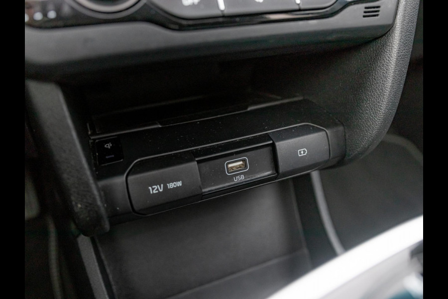 Kia e-Niro ExecutiveLine 64 kWh l Lederen bekleding l Stoel Stuurwielverwarming l JBL premium sound systeem l Schuifkantel dak l SOH 95,8 l