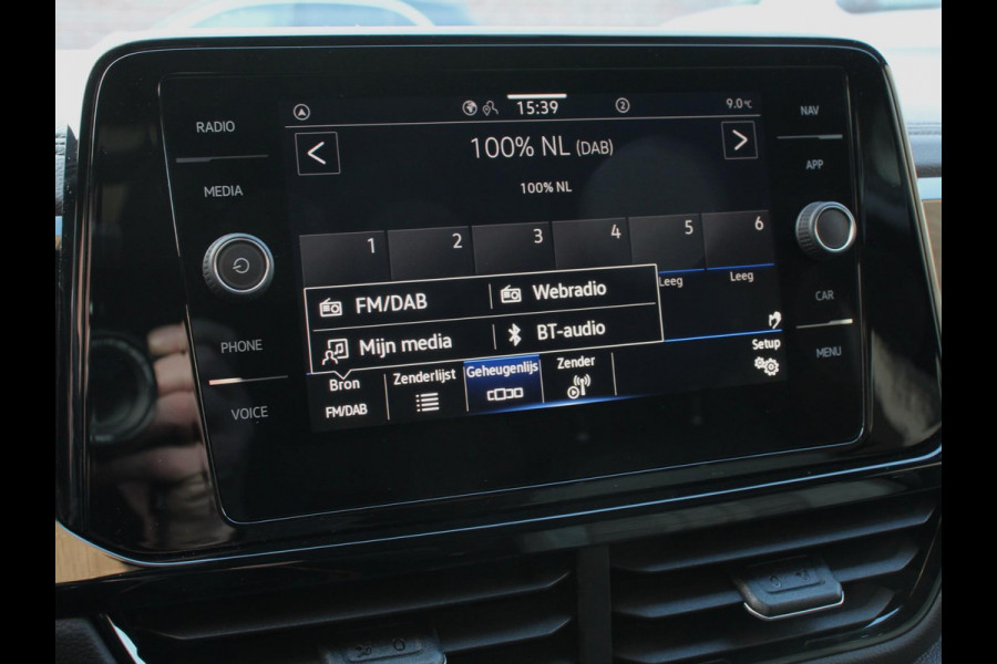 Volkswagen T-Roc 1.5 TSI DSG R-Line+Blackpack | Panorama dak | Climate control | Adaptieve cruise control | LED | Navigatie | Achteruitrijcamera | Parkeersensoren | Apple Carplay/ Android Auto | Radio