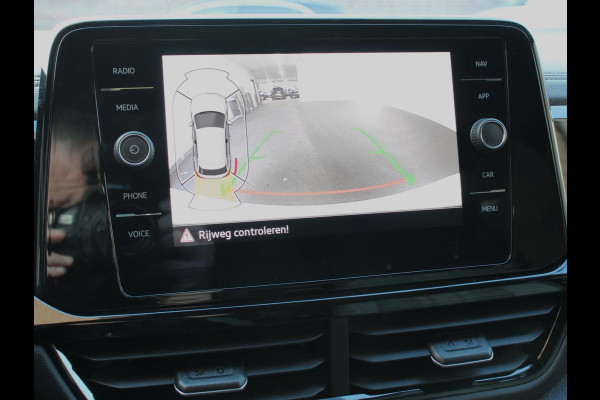 Volkswagen T-Roc 1.5 TSI DSG R-Line+Blackpack | Panorama dak | Climate control | Adaptieve cruise control | LED | Navigatie | Achteruitrijcamera | Parkeersensoren | Apple Carplay/ Android Auto | Radio
