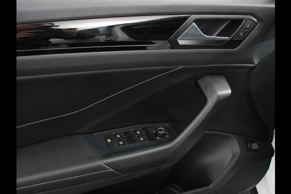 Volkswagen T-Roc 1.5 TSI R-Line+Blackpack Climate control | Adaptieve cruise control | LED | Navigatie | Achteruitrijcamera | Parkeersensoren | Apple Carplay/ Android Auto | Radio
