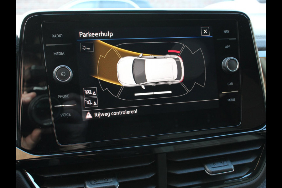 Volkswagen T-Roc 1.5 TSI R-Line+Blackpack Climate control | Adaptieve cruise control | LED | Navigatie | Achteruitrijcamera | Parkeersensoren | Apple Carplay/ Android Auto | Radio