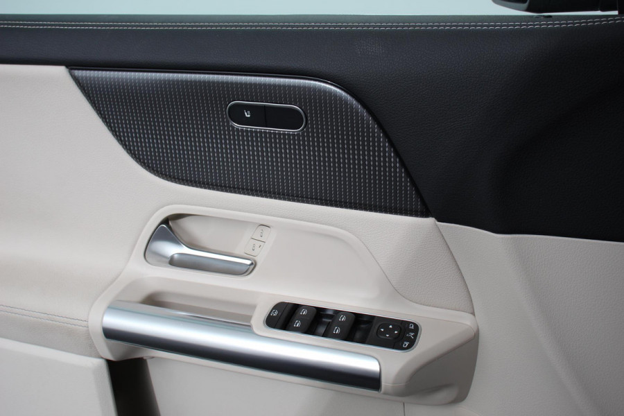 Mercedes-Benz GLA 200 Automaat Progressive Mercedes-Benz GLA-klasse 200 Progressive | Navigatie | Camera | Lederen Bekleding | Elektrische Achterklep | DAB  LED |