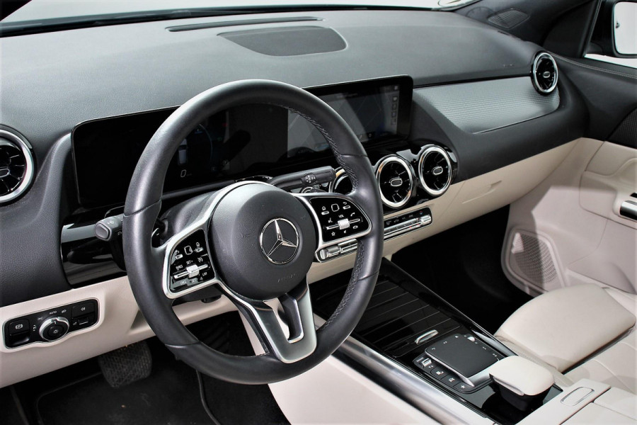 Mercedes-Benz GLA 200 Automaat Progressive Mercedes-Benz GLA-klasse 200 Progressive | Navigatie | Camera | Lederen Bekleding | Elektrische Achterklep | DAB  LED |