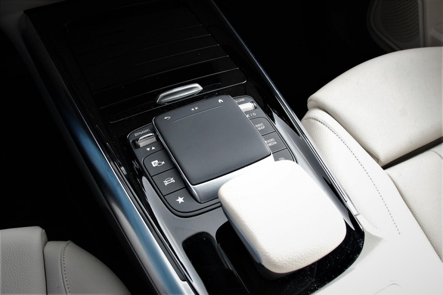 Mercedes-Benz GLA 200 Automaat Progressive Mercedes-Benz GLA-klasse 200 Progressive | Navigatie | Camera | Lederen Bekleding | Elektrische Achterklep | DAB  LED |