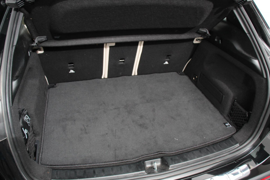 Mercedes-Benz GLA 200 Automaat Progressive Mercedes-Benz GLA-klasse 200 Progressive | Navigatie | Camera | Lederen Bekleding | Elektrische Achterklep | DAB  LED |