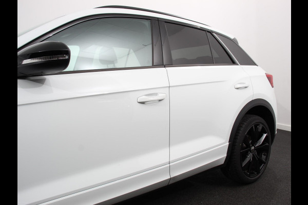 Volkswagen T-Roc 1.5 TSI DSG R-Line+Blackpack Climate control | Adaptieve cruise control | Panoramadak | LED | Navigatie | Achteruitrijcamera | Parkeersensoren | Apple Carplay/ Android Auto | Radio
